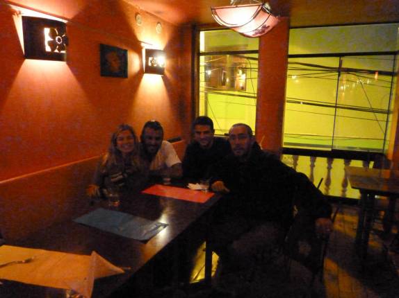 Jantando com nossos amigos espanhóis em restaurante de Puno, no Peru